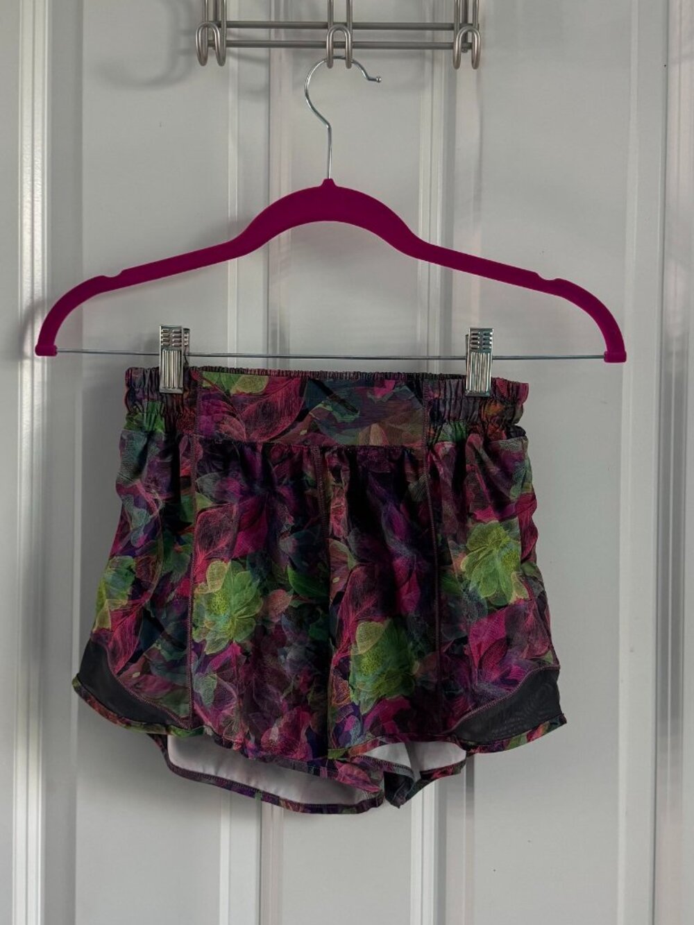 Lululemon Hotty Hot Shorts 4" in a Vivid Floral Tone Pattern Size 4